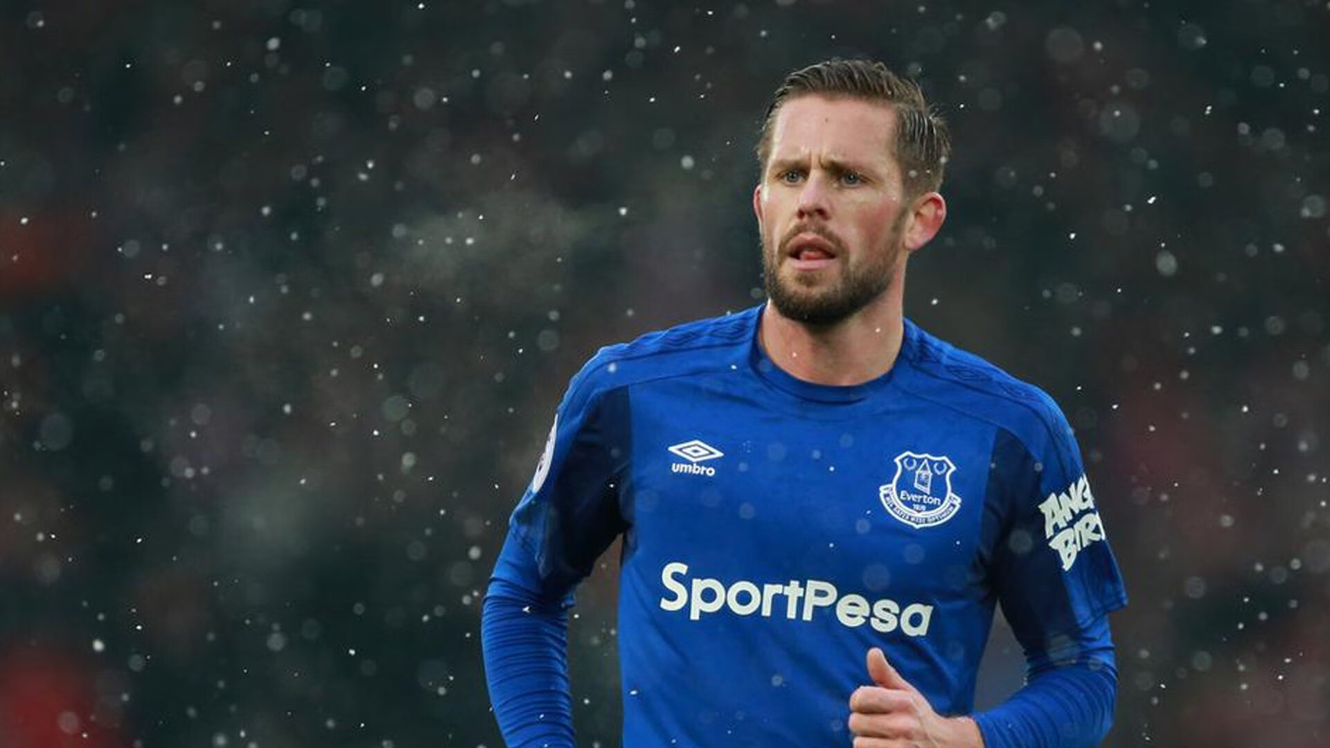 Uzi重返赛场：战术调整首场状态出色，雄鹿观众沸腾，观众掌声雷动